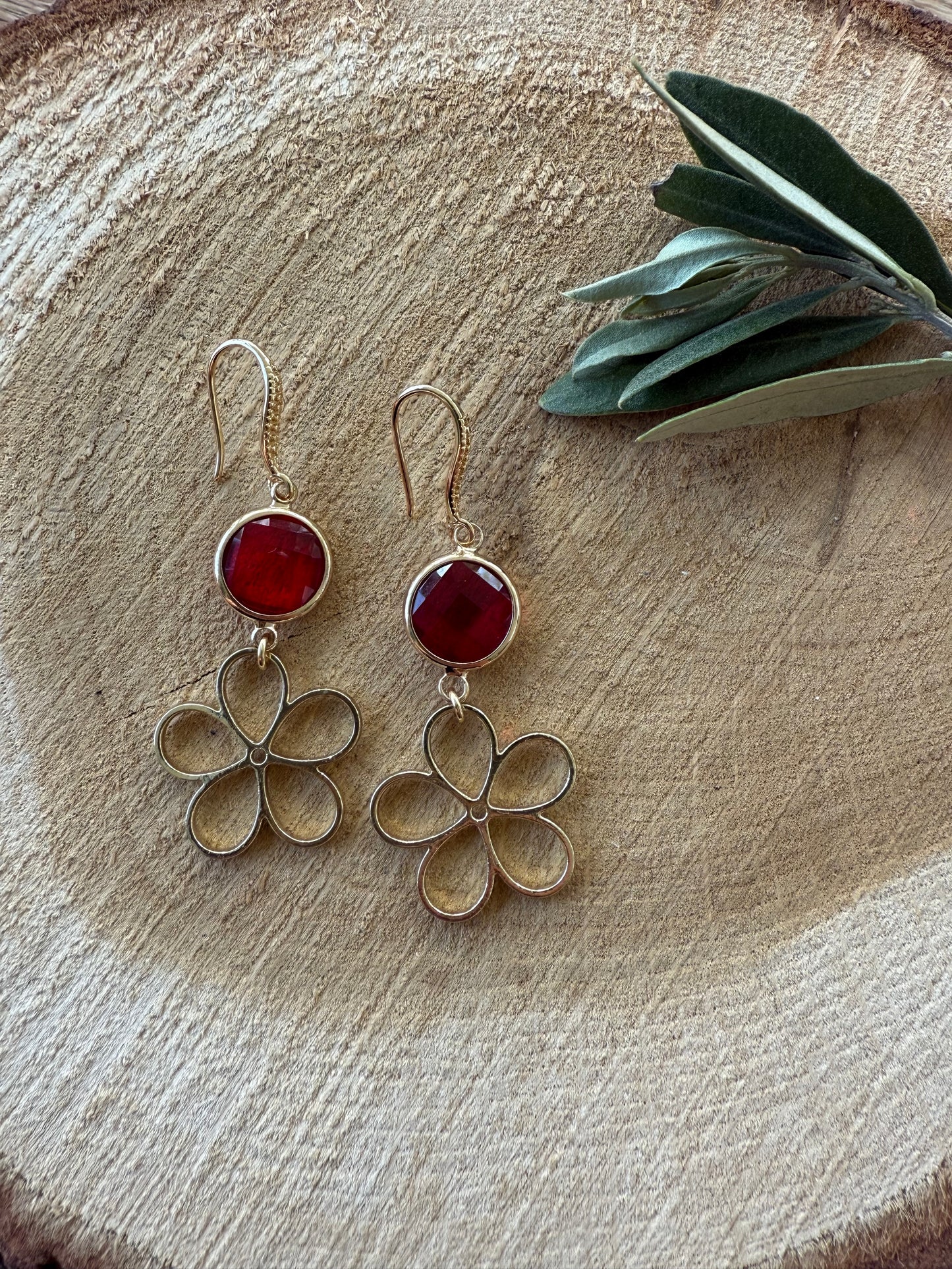 Rode doorzichtige steen met bloem