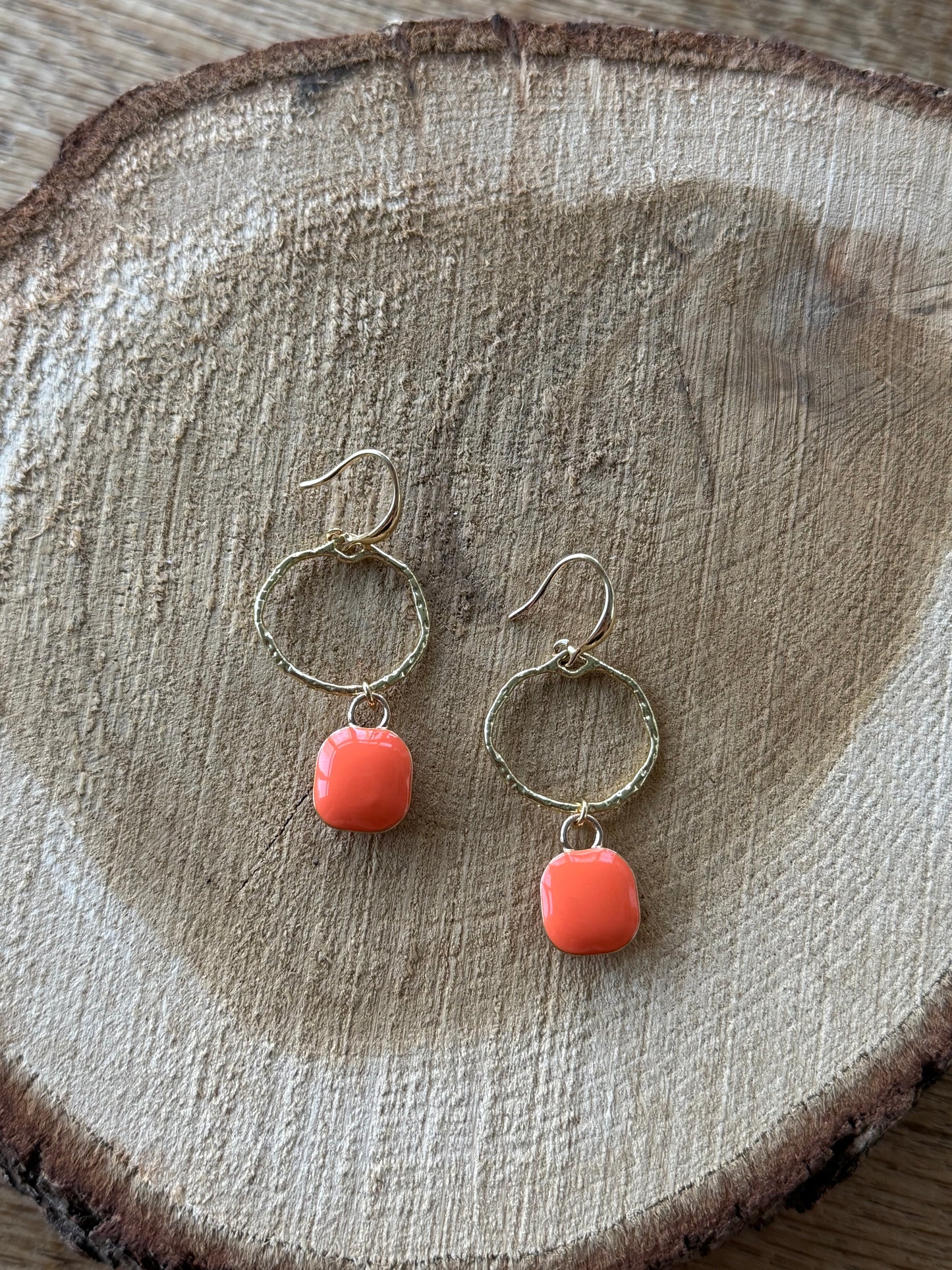 Gehamerd rondje met vierkante oranje steen