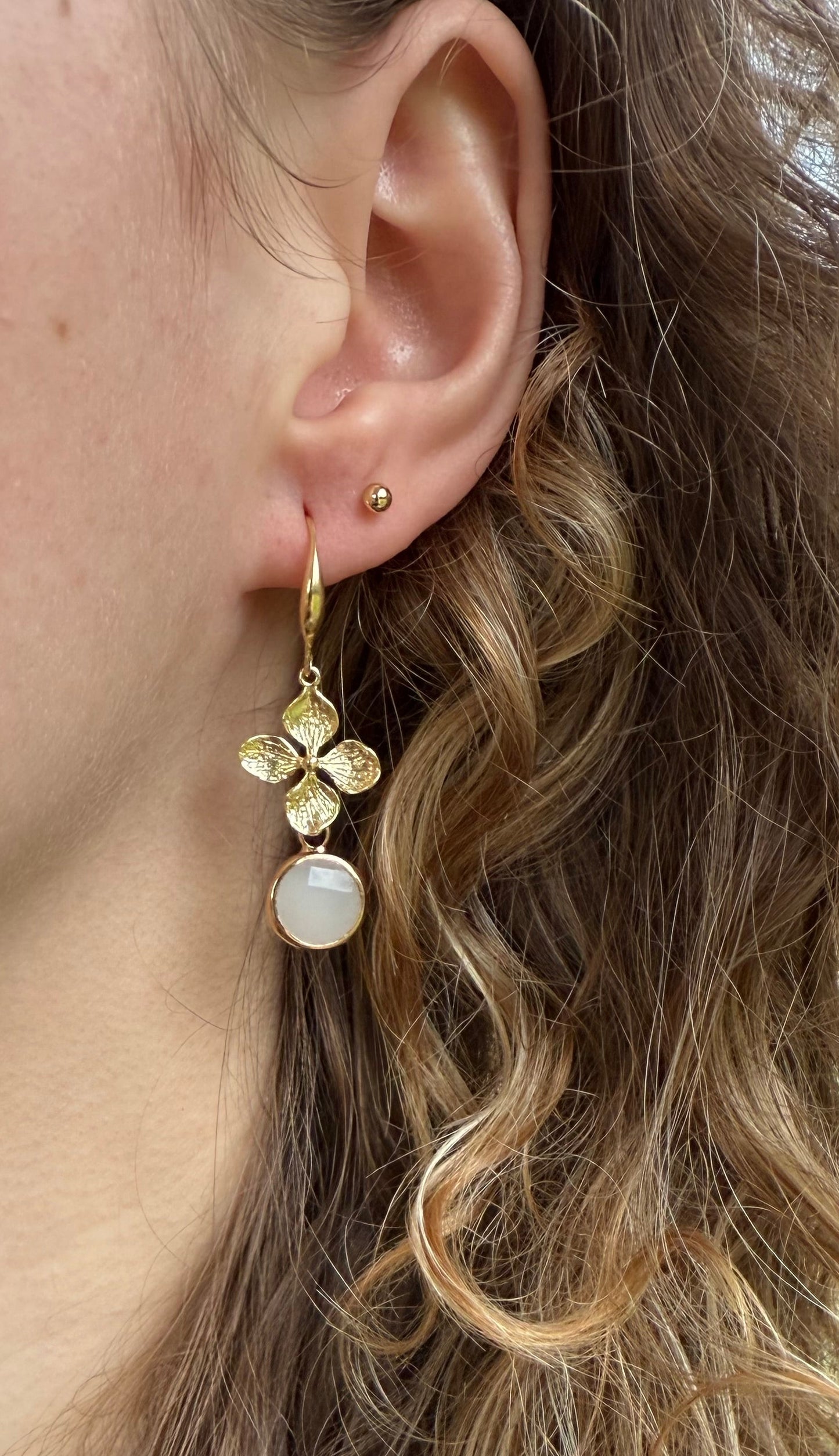 Klein wit facetsteentje aan bloemetje