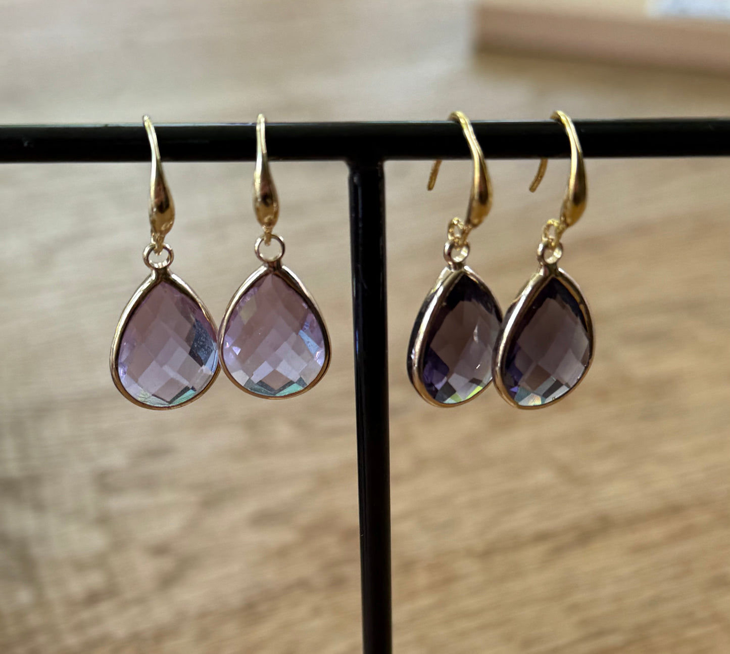 Doorzichtige paarse facetsteen