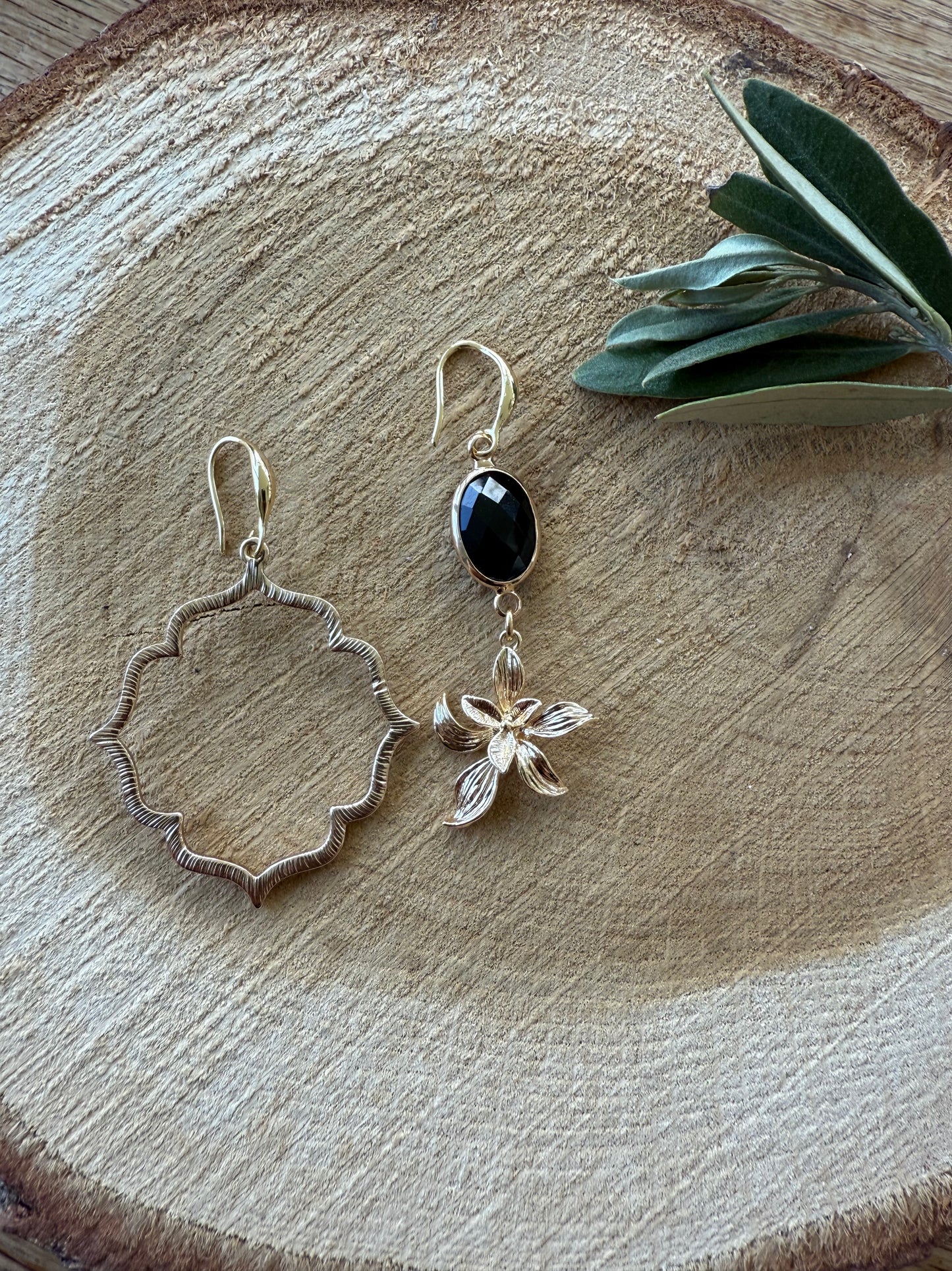 Asymmetrisch zwart met bloem