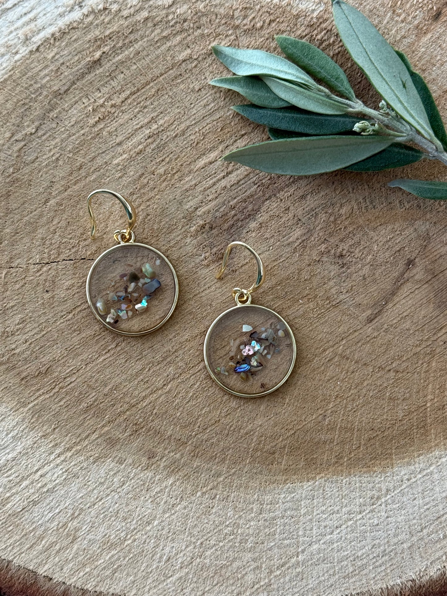 Kleine ronde doorzichtige oorbellen met gekleurde stukjes