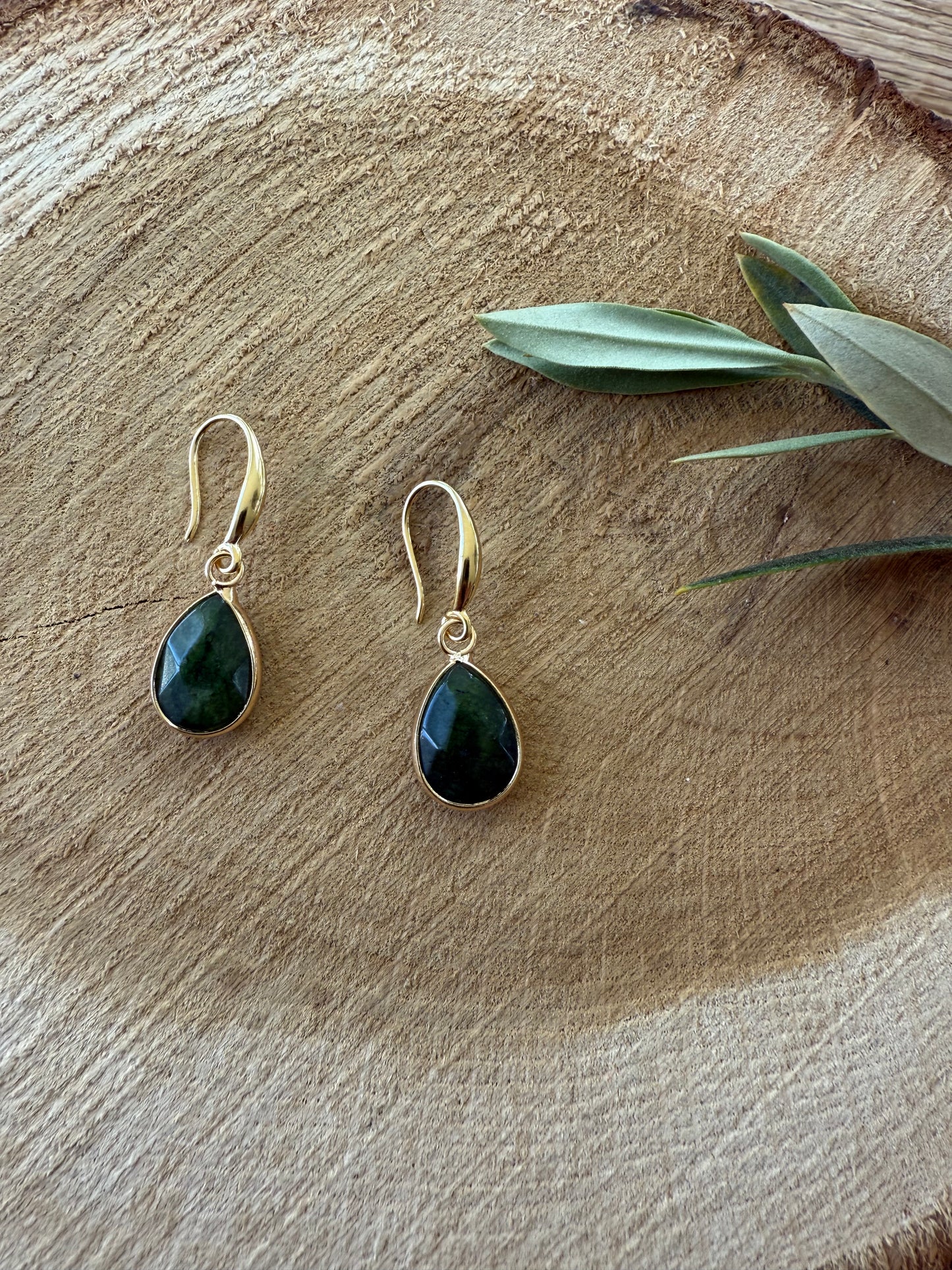 Donker groene natuursteen