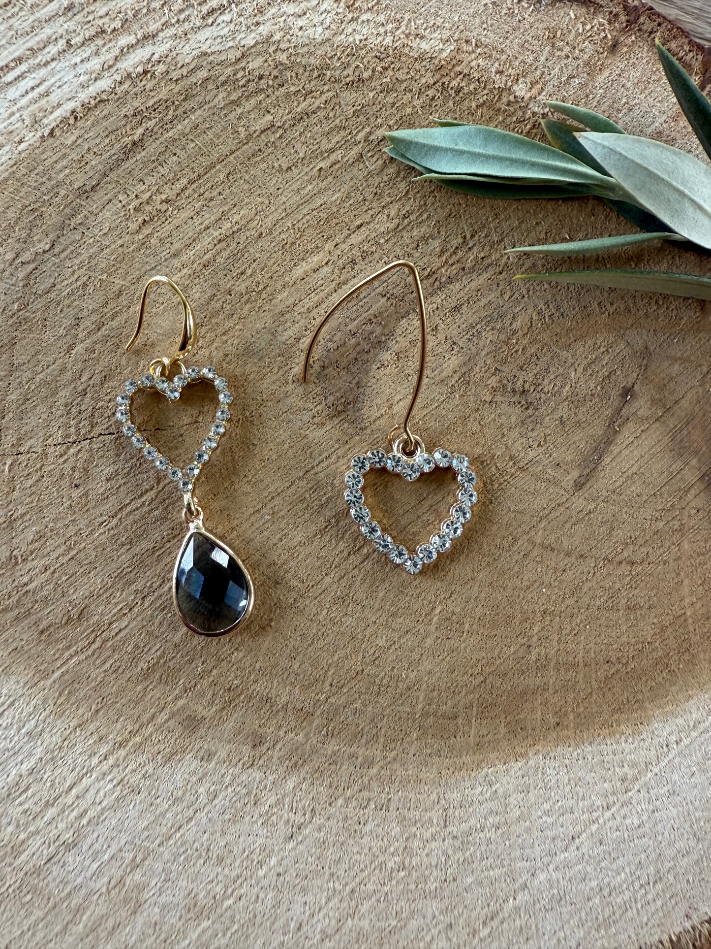 Asymmetrisch hart met doorzichtige grijze steen