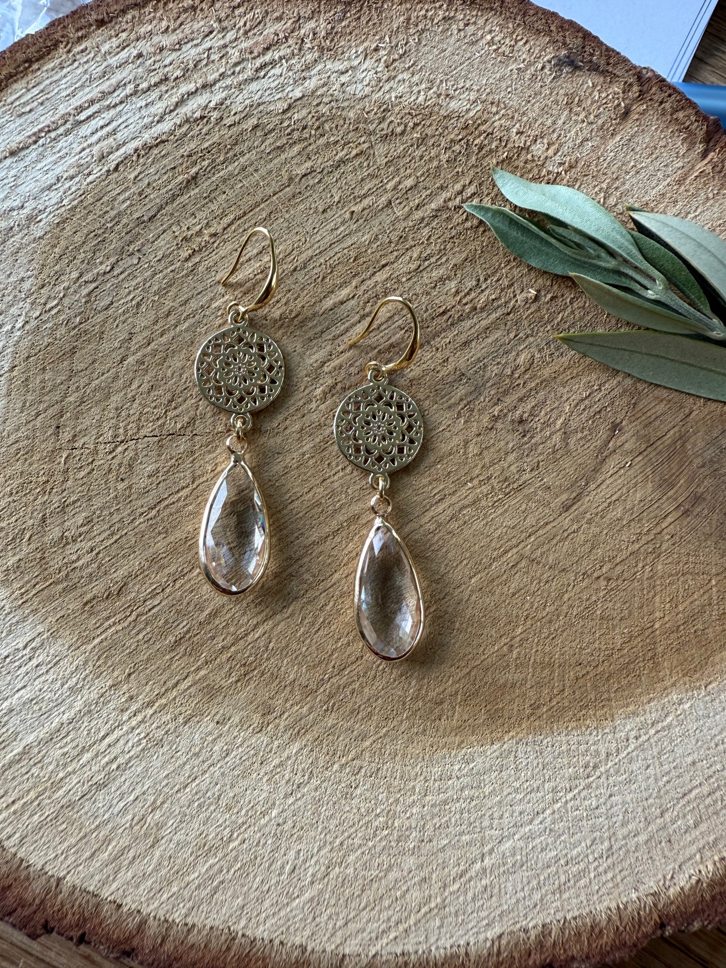 Doorzichtige facetsteen aan een ronde connector