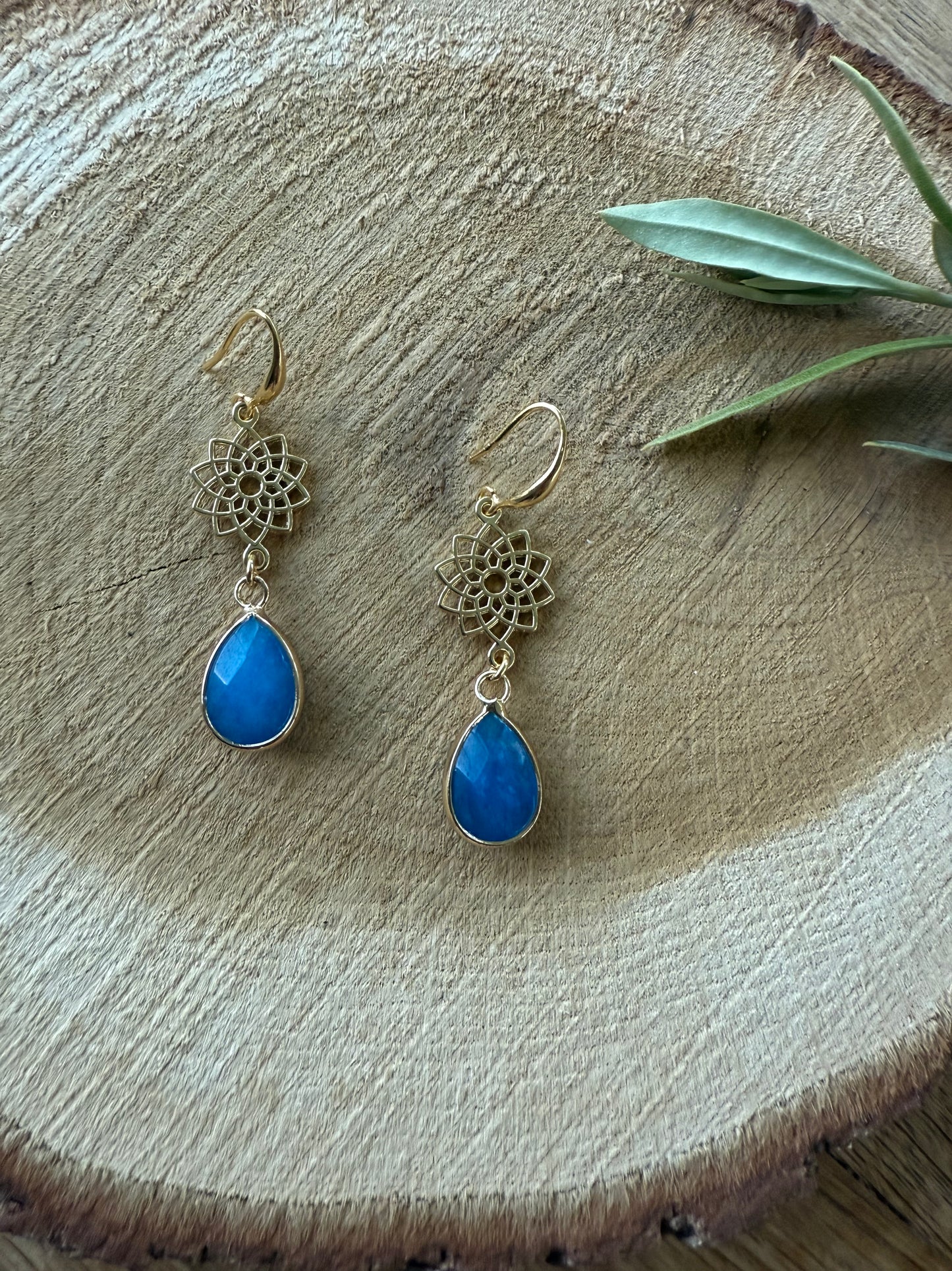 Kleine helblauwe natuursteen druppel