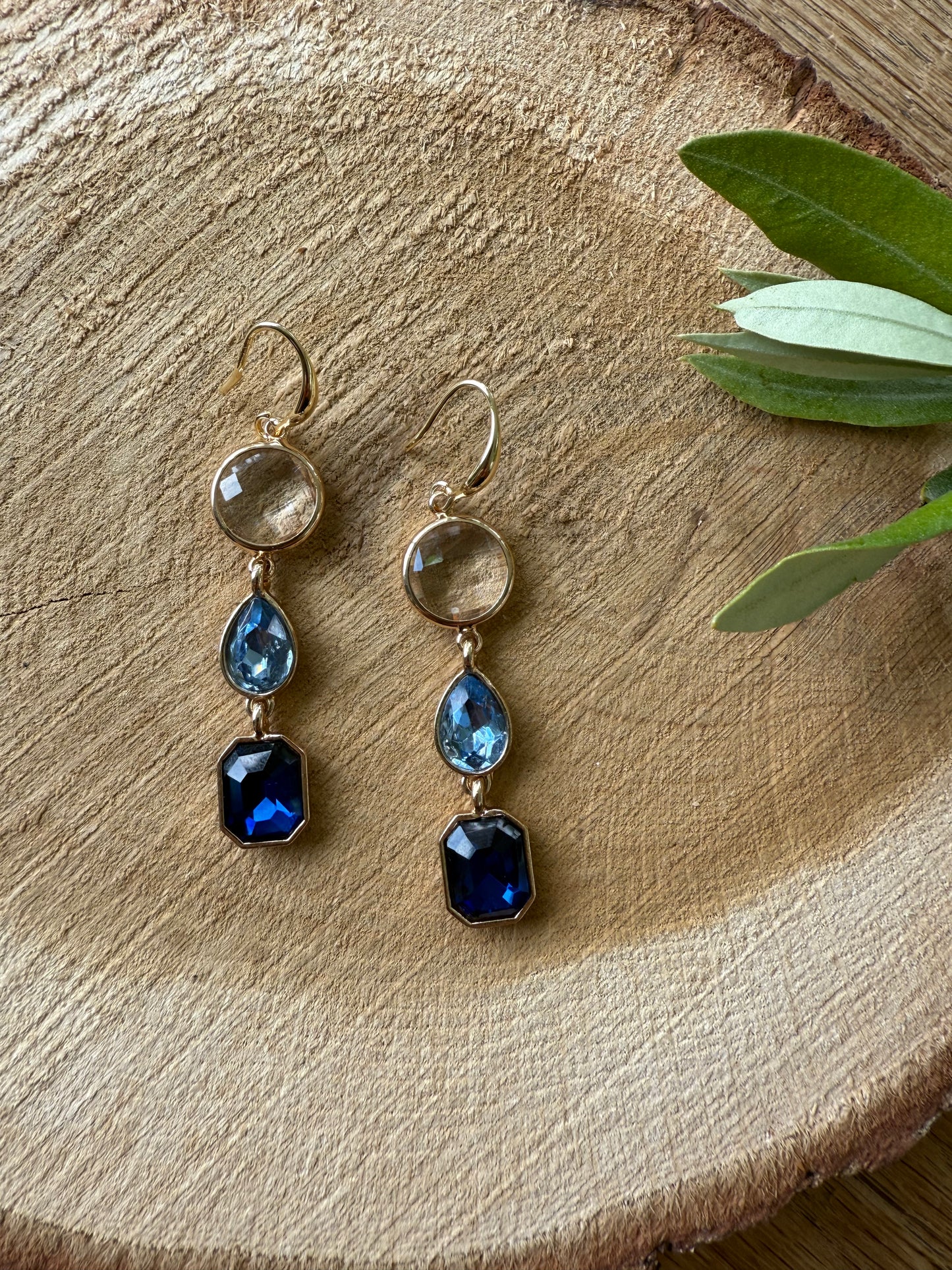 Doorzichtige steen met 2 blauwe stenen