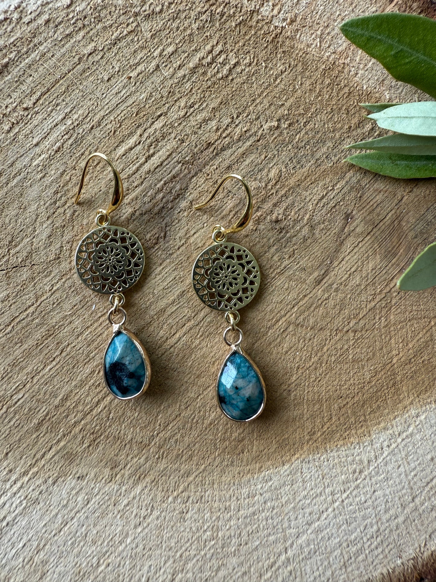 Gemêleerde groen/blauwe natuursteen aan dichte connector