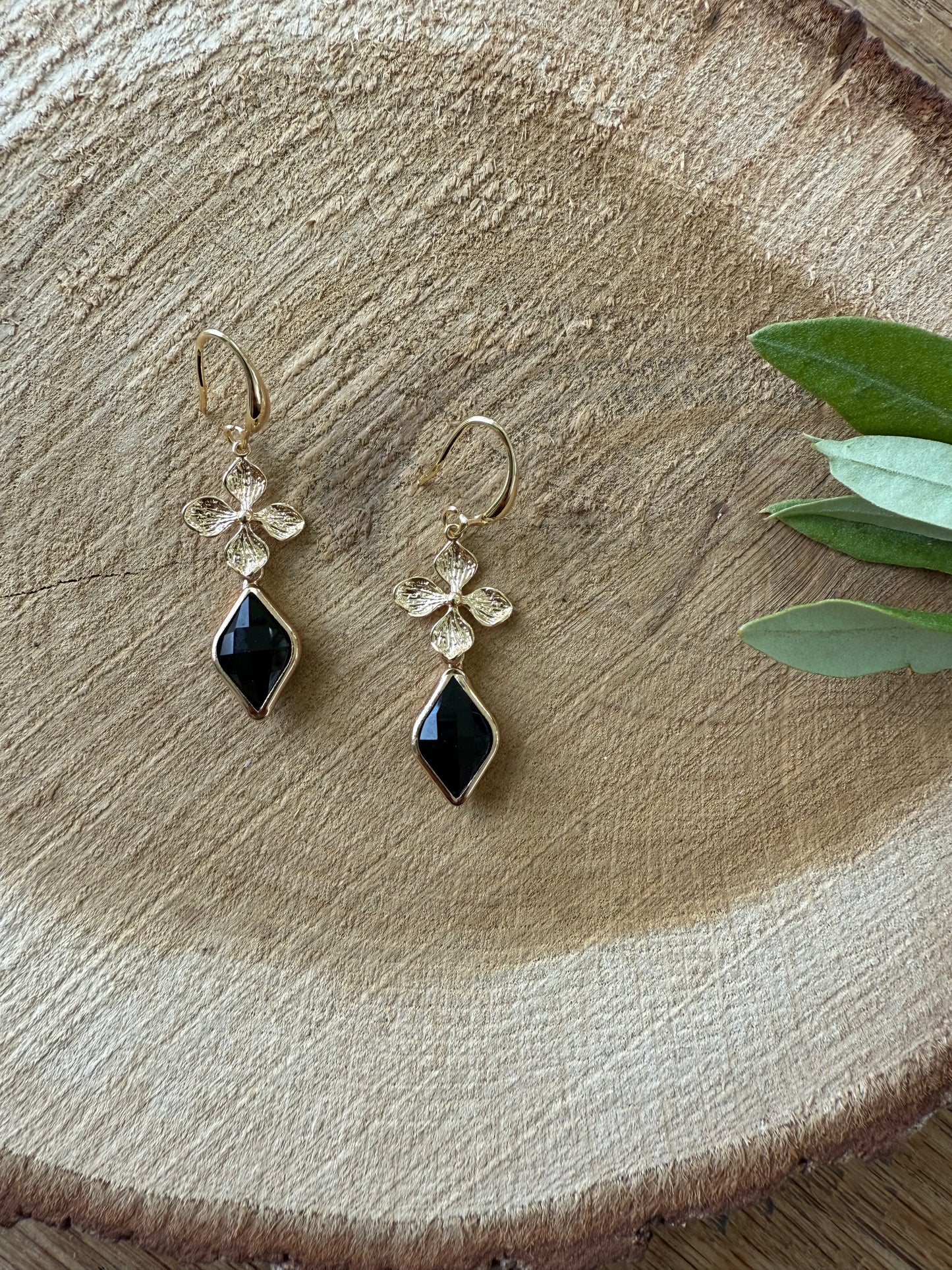 Bloemetje met zwart steentje