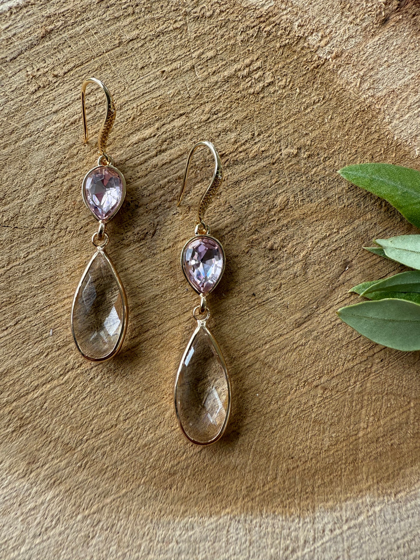 Zacht roze steen met doorzichtige steen