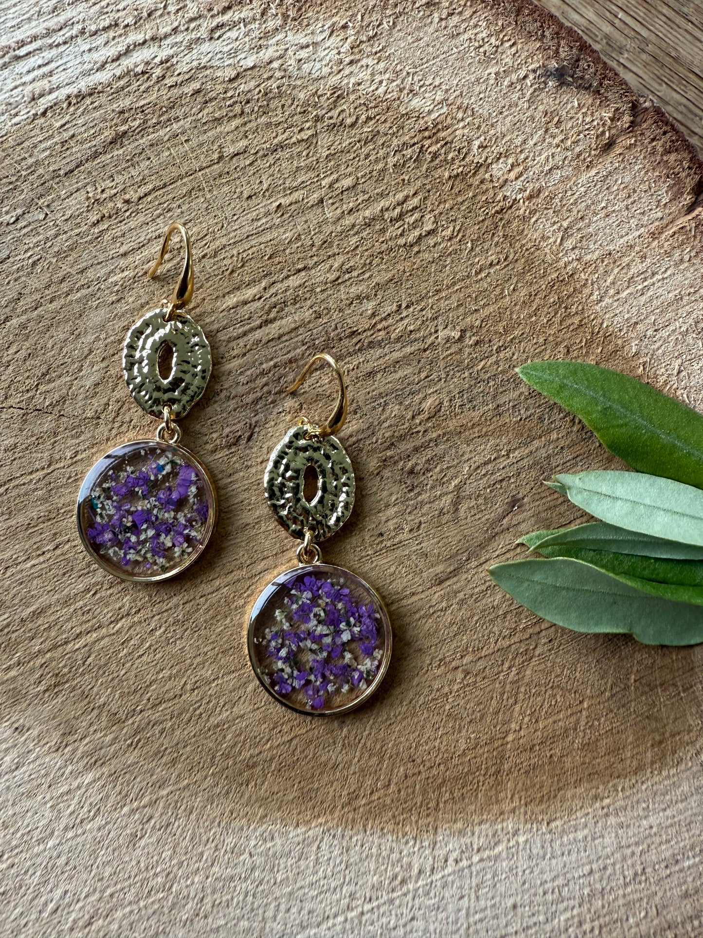 Paarse bloemetjes aan een ovale connector