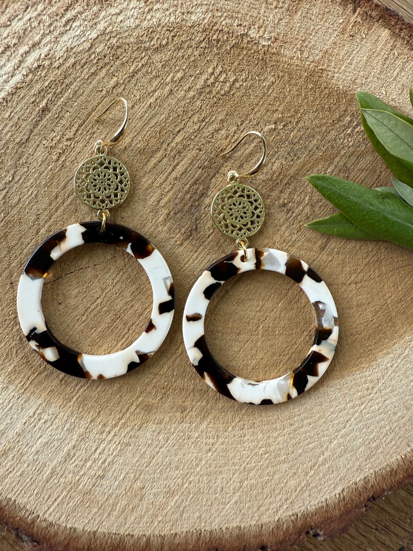 Bruin/crème resin hanger aan dichte connector