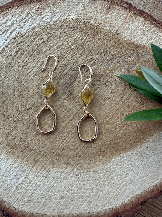 Doorzichtig geel facetsteentje met kleine hanger