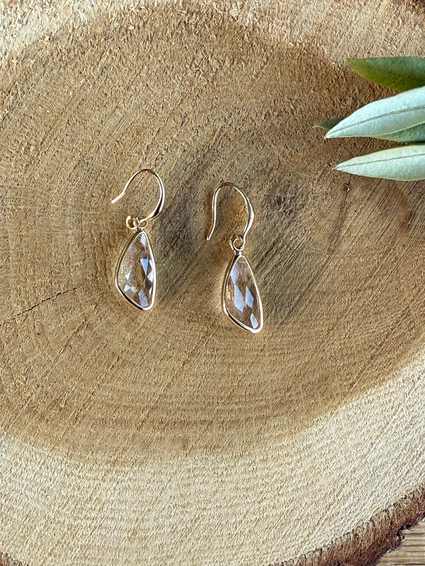 Asymmetrische doorzichtige facetsteen