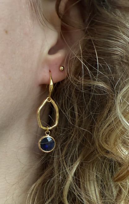 Klein blauw facetsteentje aan kleine hanger