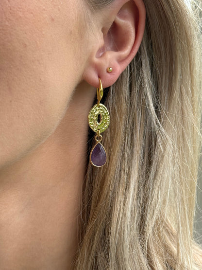 Kleine paarse natuursteen druppel aan ovale connector