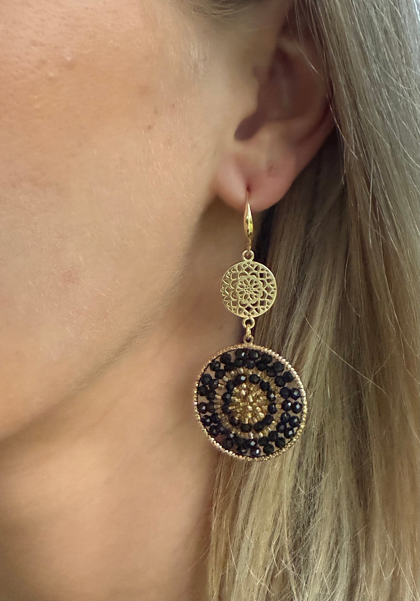 Zwart/goud kraaltjes aan dichte connector