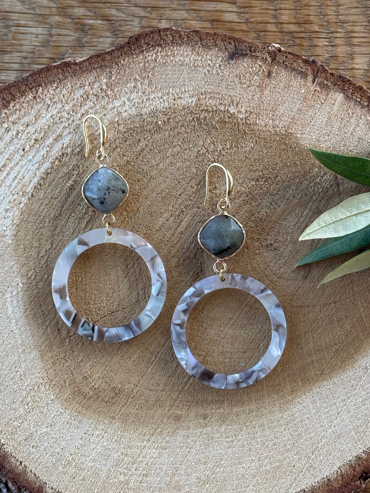 Grijze natuursteen met resin hanger