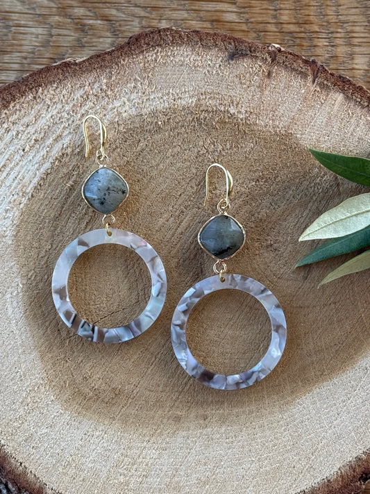 Grijze natuursteen met resin hanger