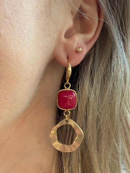 Vierkante rode steen met ongelijke hanger