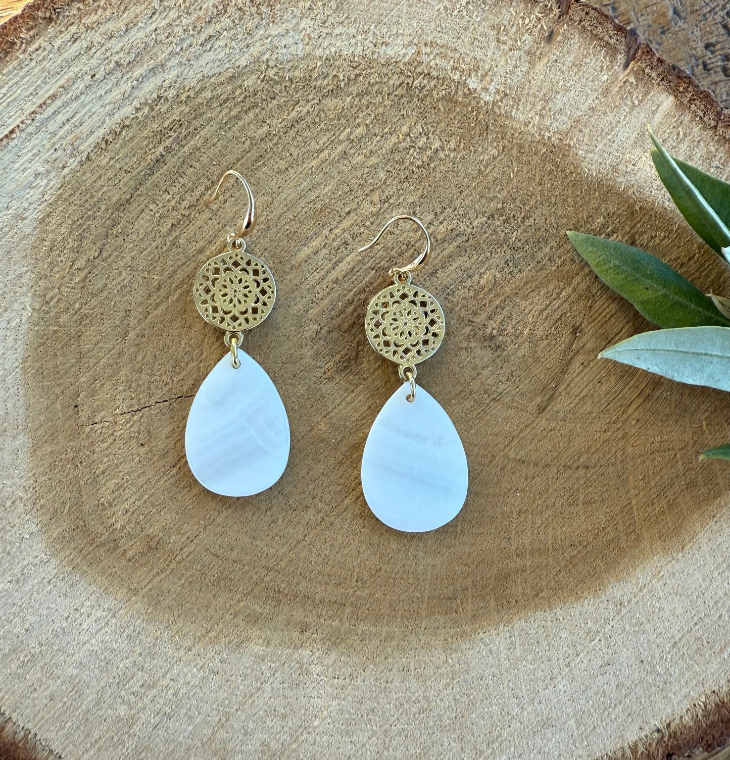 Witte schelp hanger aan ronde connector