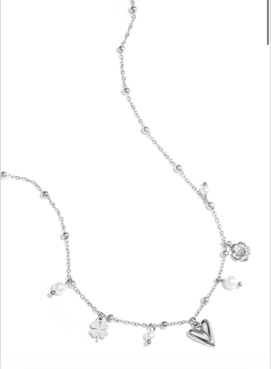 Zilverkleurig ketting met kleine bedeltjes