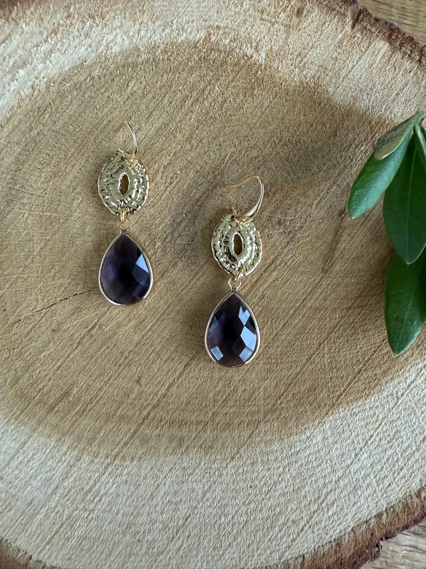 Doorzichtige paarse facetsteen aan een ovale hanger