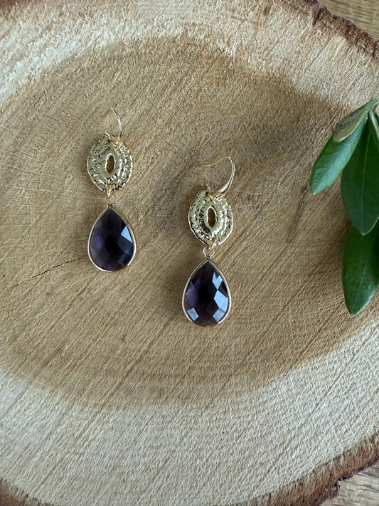 Doorzichtige paarse facetsteen aan een ovale hanger