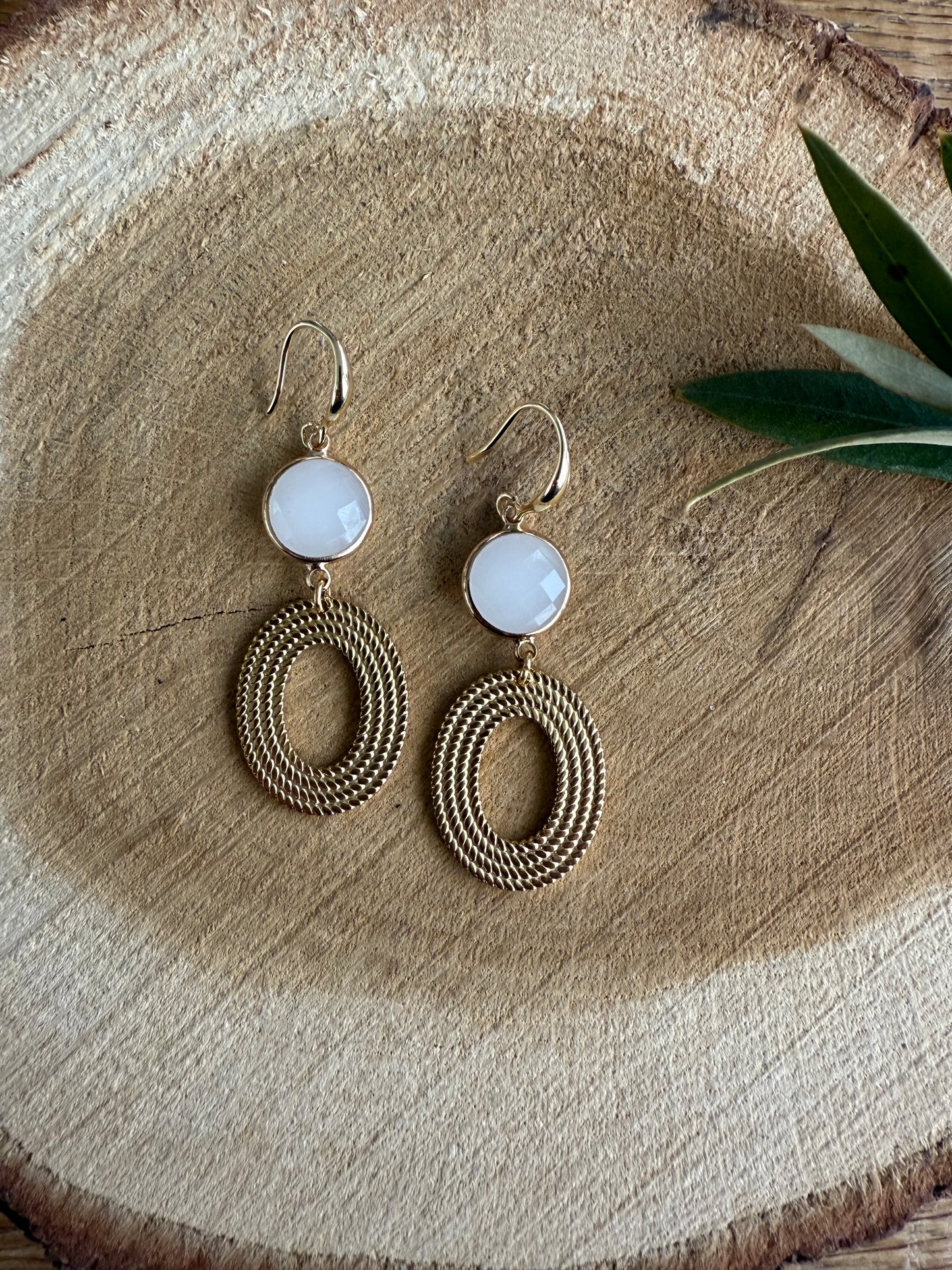 Witte facetsteen met luxe open hanger