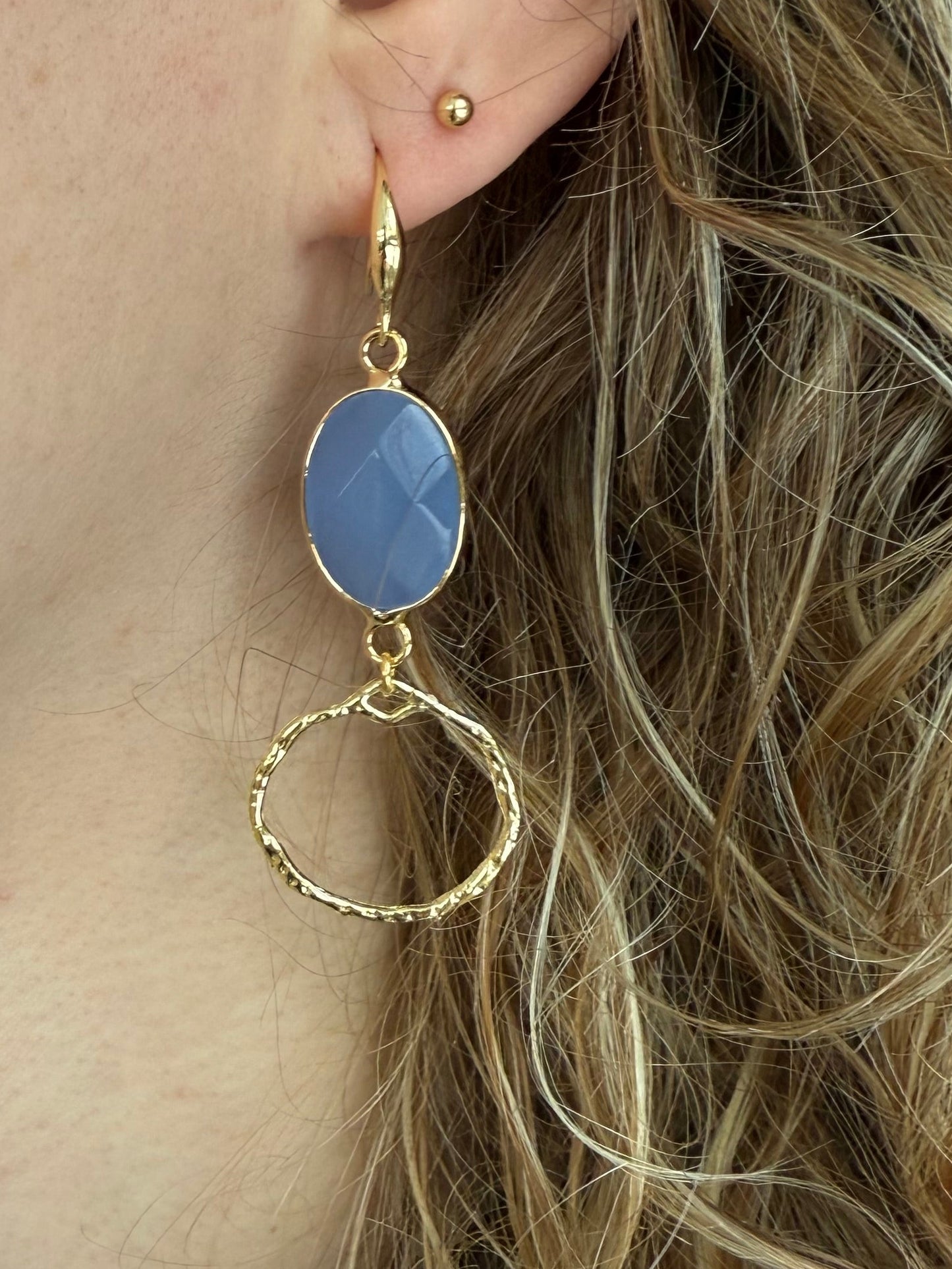 Helblauwe natuursteen met gehamerd rondje