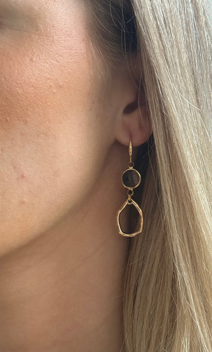 Kleine doorzichtige bruine steen met kleine hanger