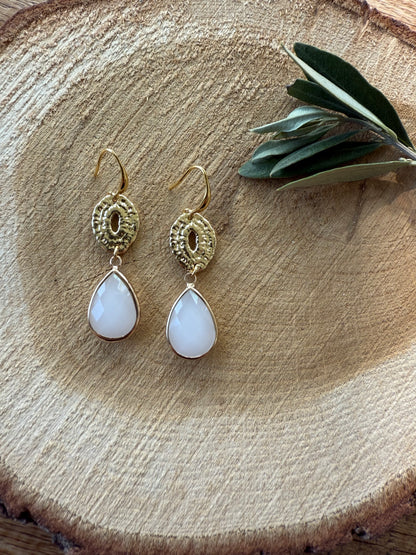 Witte druppel aan ovale connector