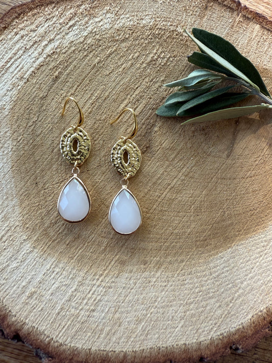 Witte druppel aan ovale connector