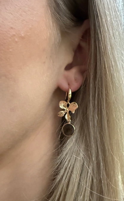 Bloem met doorzichtig bruin steentje