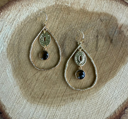 Grote open druppel met doorzichtig bruin steentje