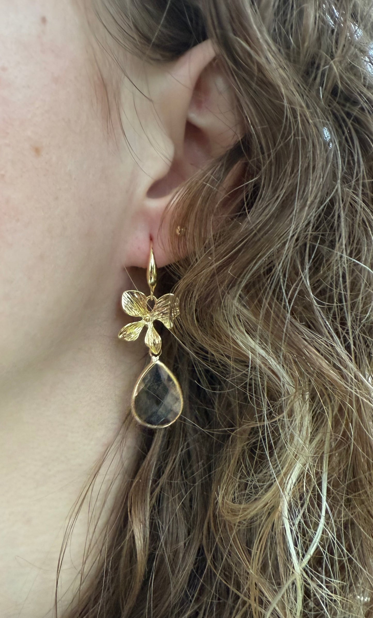 Bloem met doorzichtige facetsteen