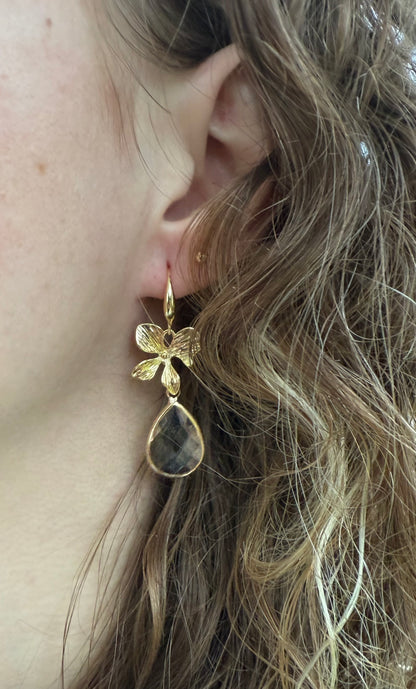 Bloem met doorzichtige facetsteen