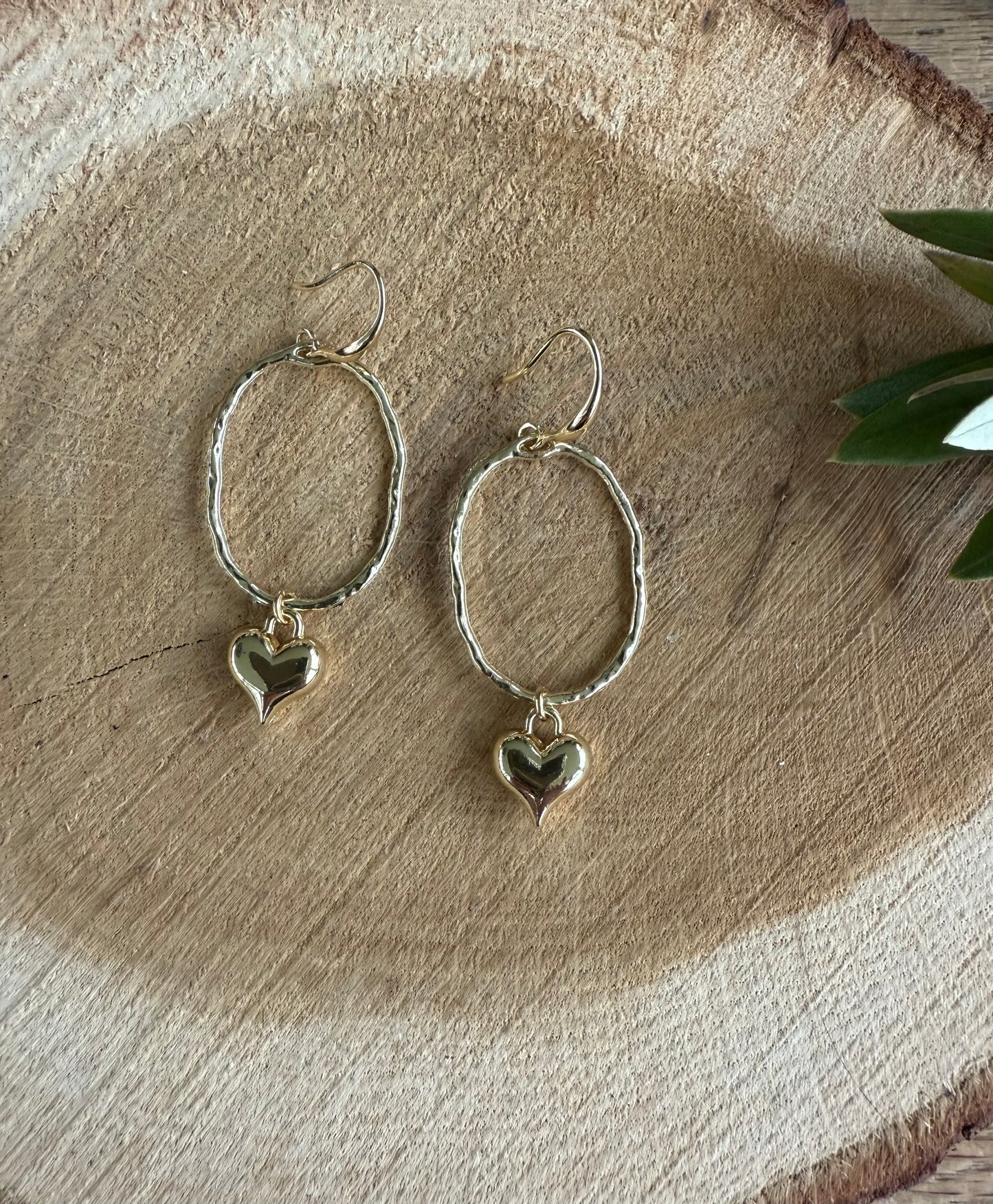 Klein hartje aan gehamerd ovale hanger