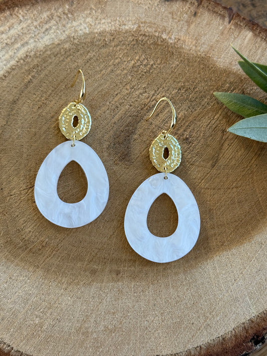 Witte ovale resin hanger aan ovale connector