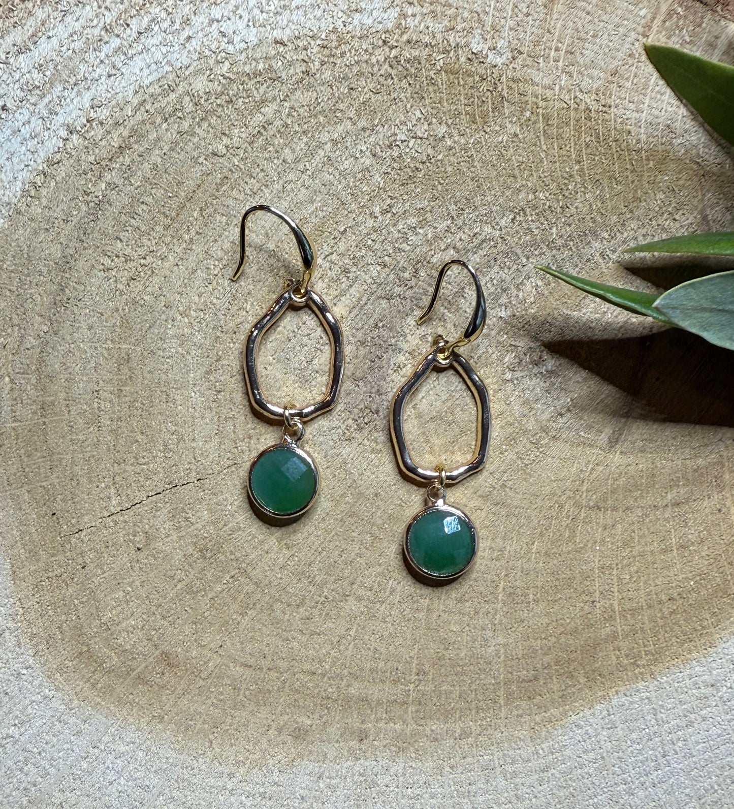 Klein groen facetsteentje aan kleine hanger