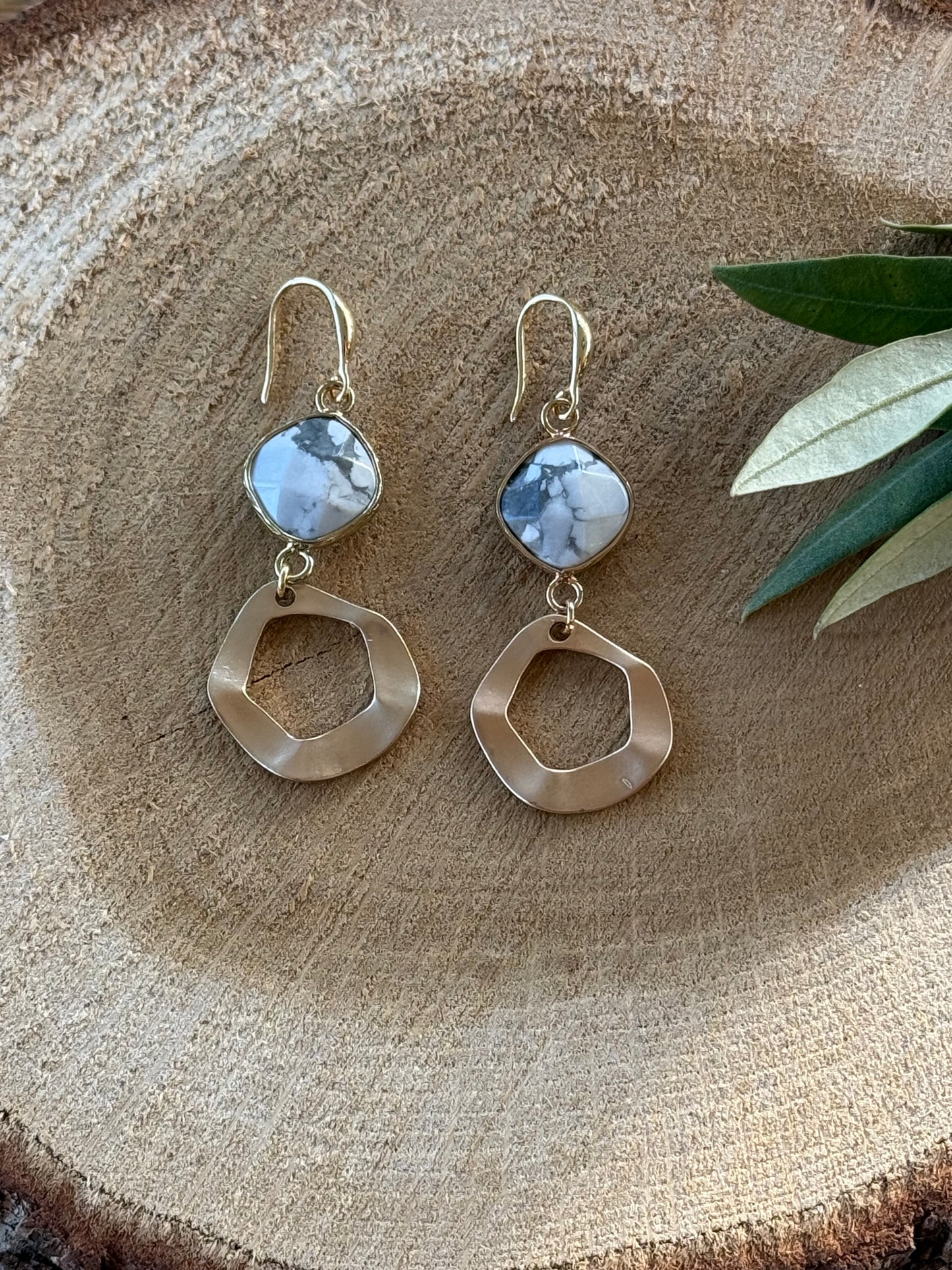 Wit gemêleerde natuursteen met ongelijke hanger