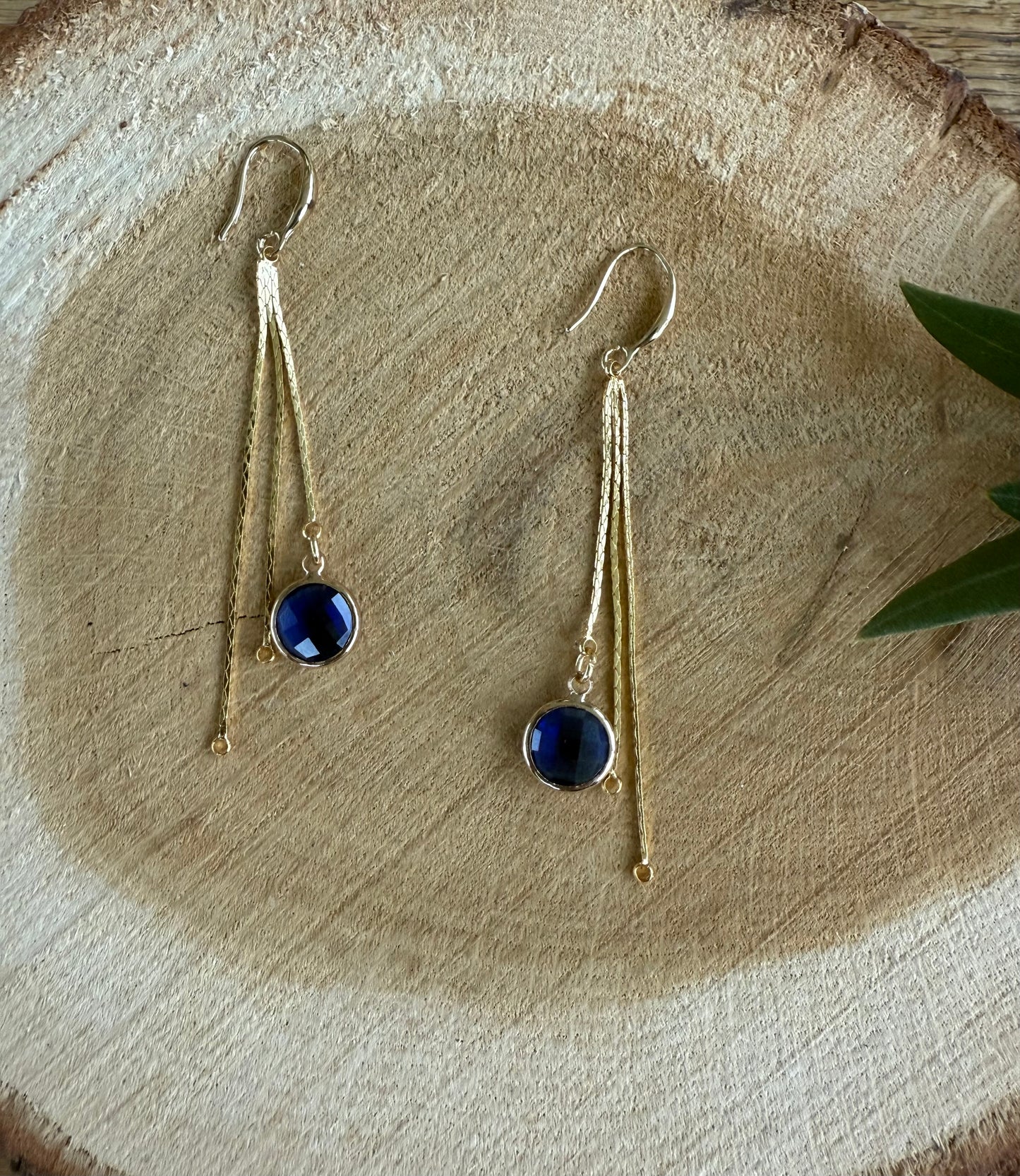 Lange oorbellen met doorzichtig blauw steentje