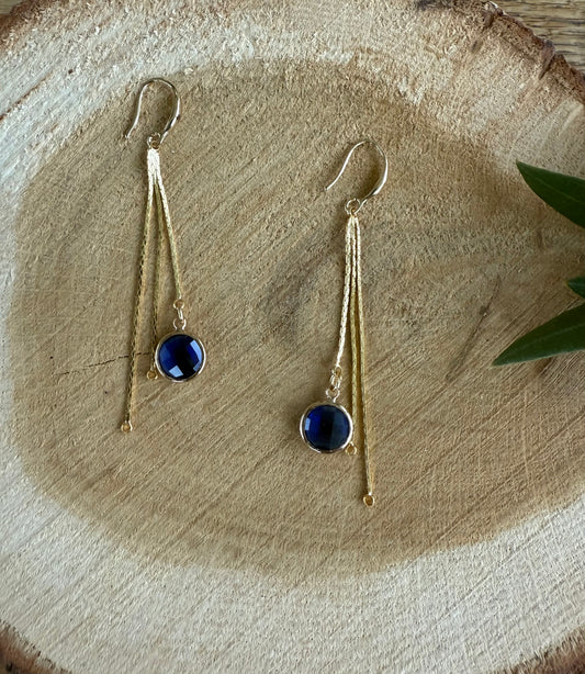 Lange oorbellen met doorzichtig blauw steentje