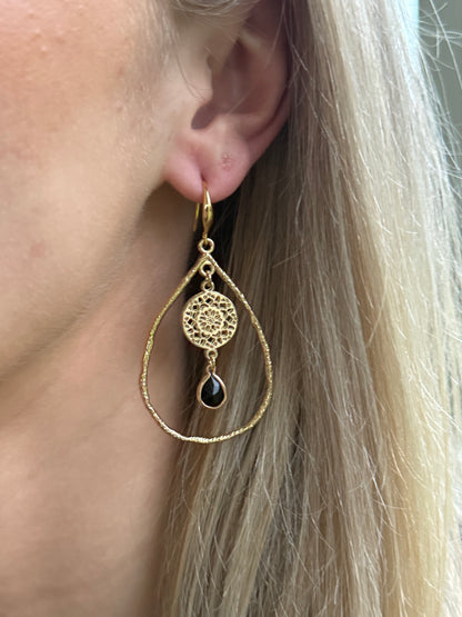 Grote open druppel met zwart steentje