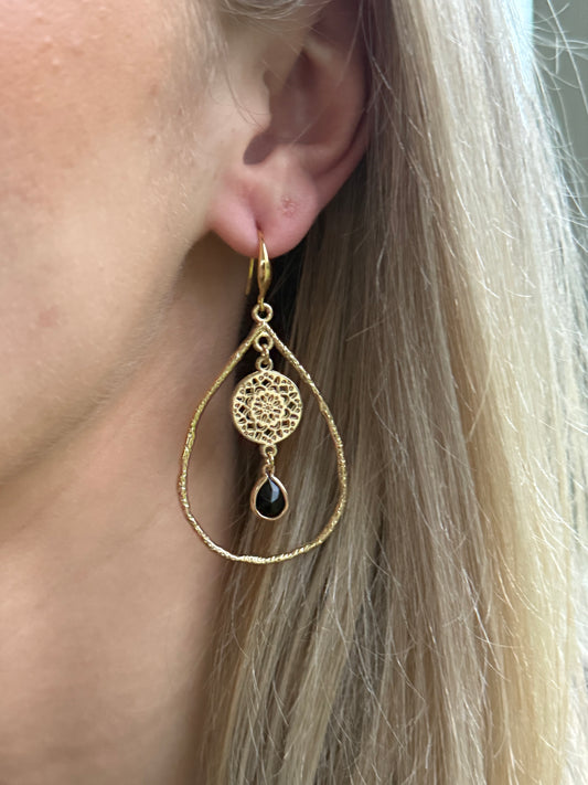 Grote open druppel met zwart steentje