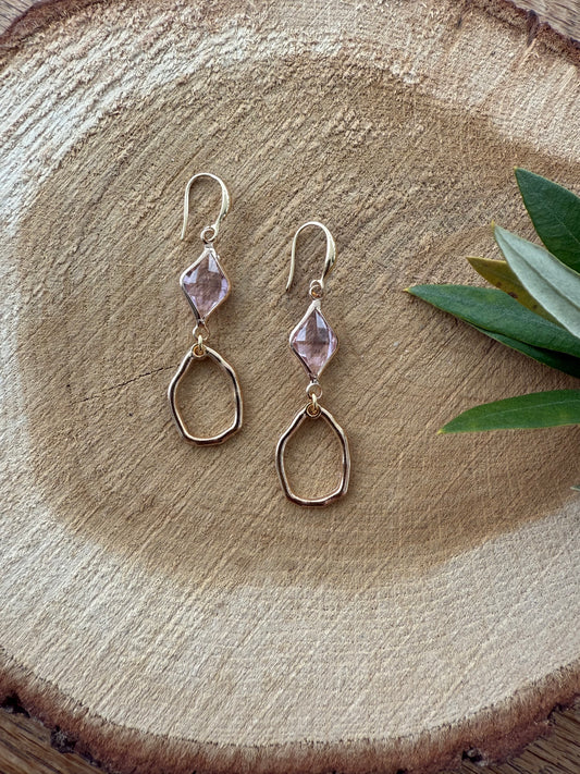 Doorzichtig roze facetsteentje met kleine hanger