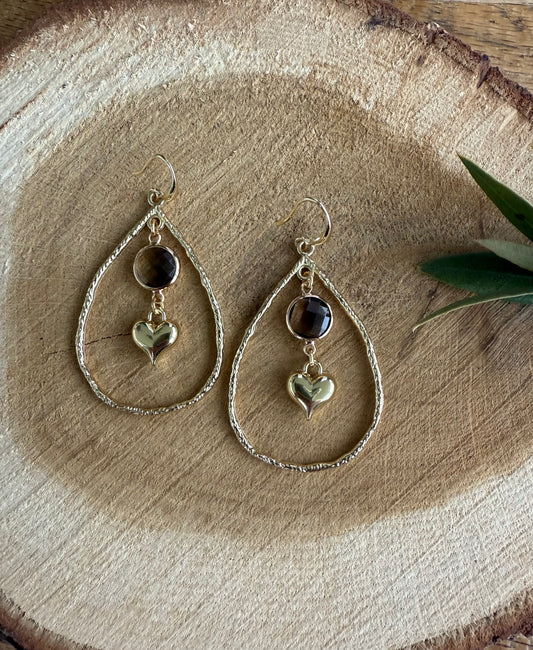 Grote open druppel met klein bruin facetsteentje en hartje