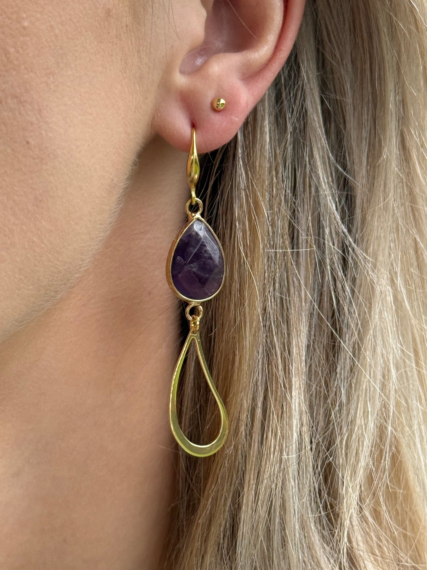 Paarse natuursteen met lange open druppel