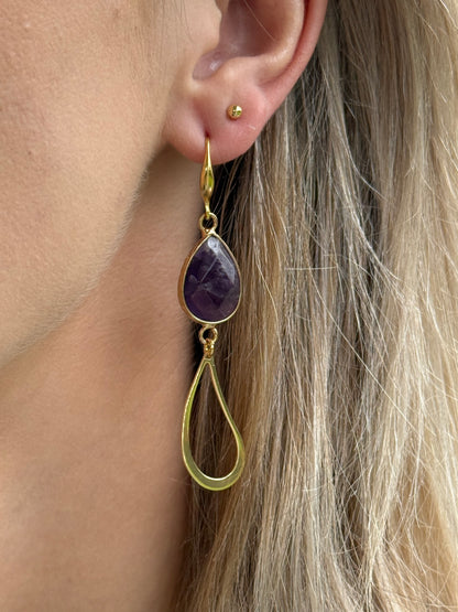 Paarse natuursteen met lange open druppel