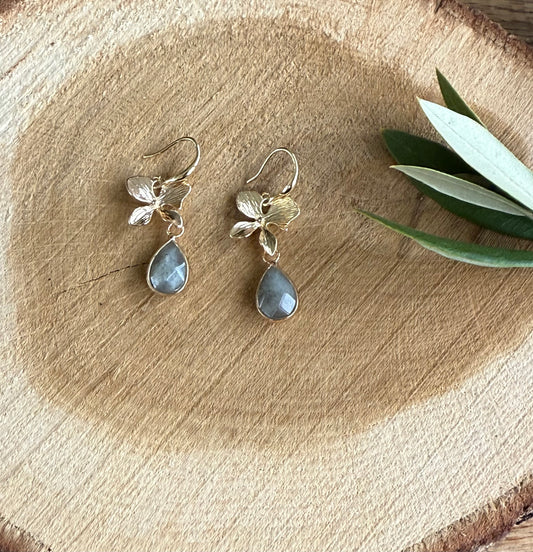 Bloem met grijs natuursteentje